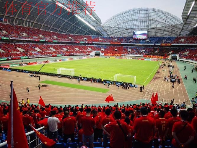 沈阳球迷向佩兰赠送“航母” 望国足从福地扬帆